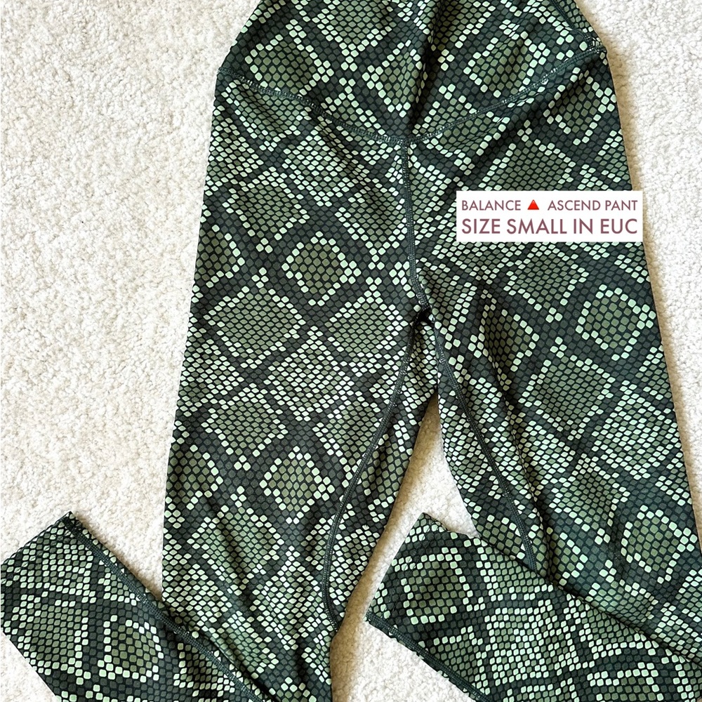 Balance Athletica snake print Green ascend pants- size small leggings